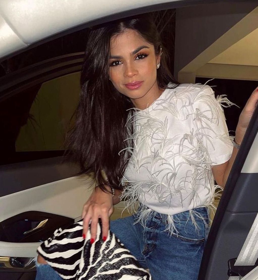 The Closet lança peças de plumas em collab exclusiva com Theresa Montenegro