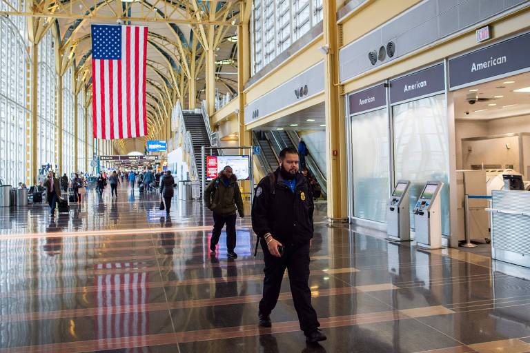 EUA suspendem exigência de teste de covid-19 para viajantes internacionais