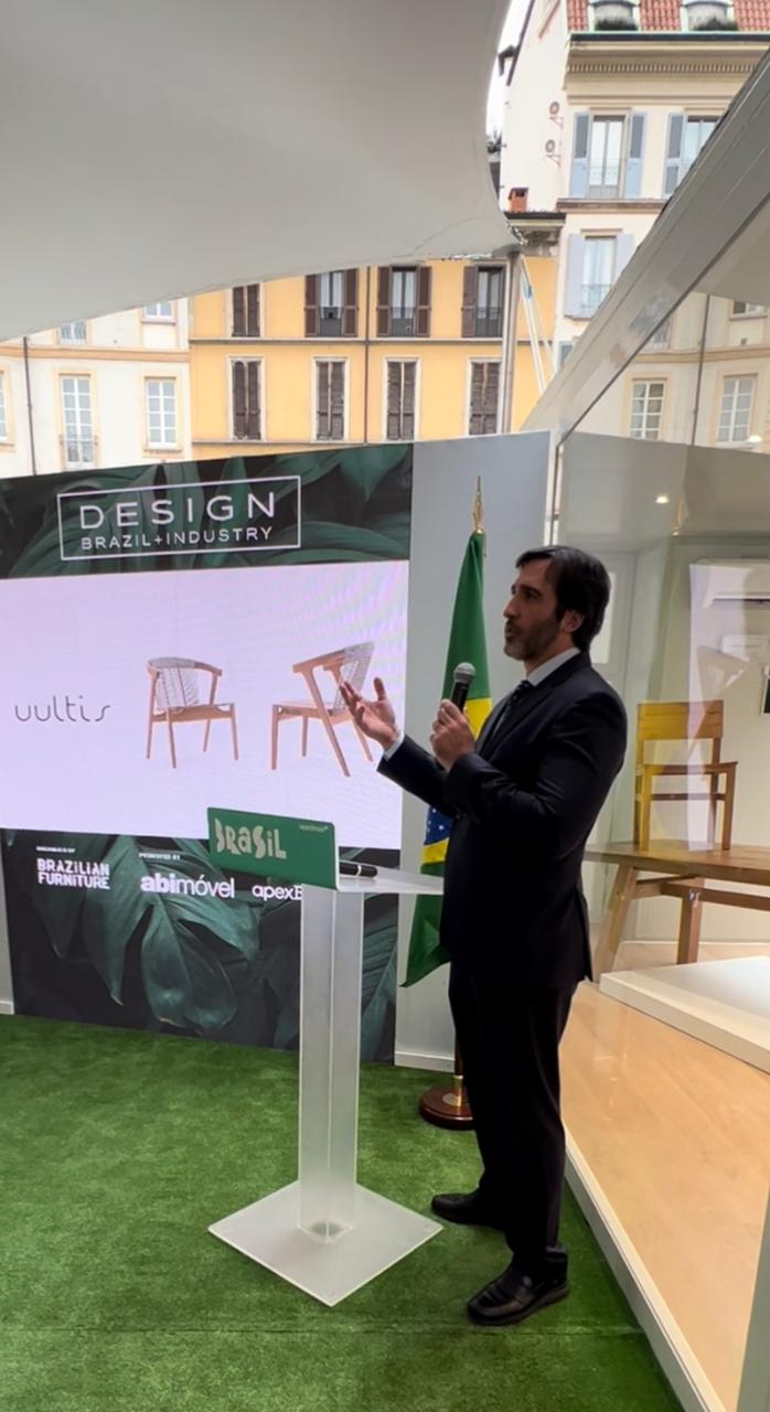 Diretor de negócios da Apex-Brasil, Lucas Fiuza participa de dois grandes eventos do setor moveleiro durante a semana do design em Milão