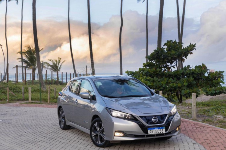 Elétrico, Nissan Leaf pegou a estrada e esbanjou performance onde passou