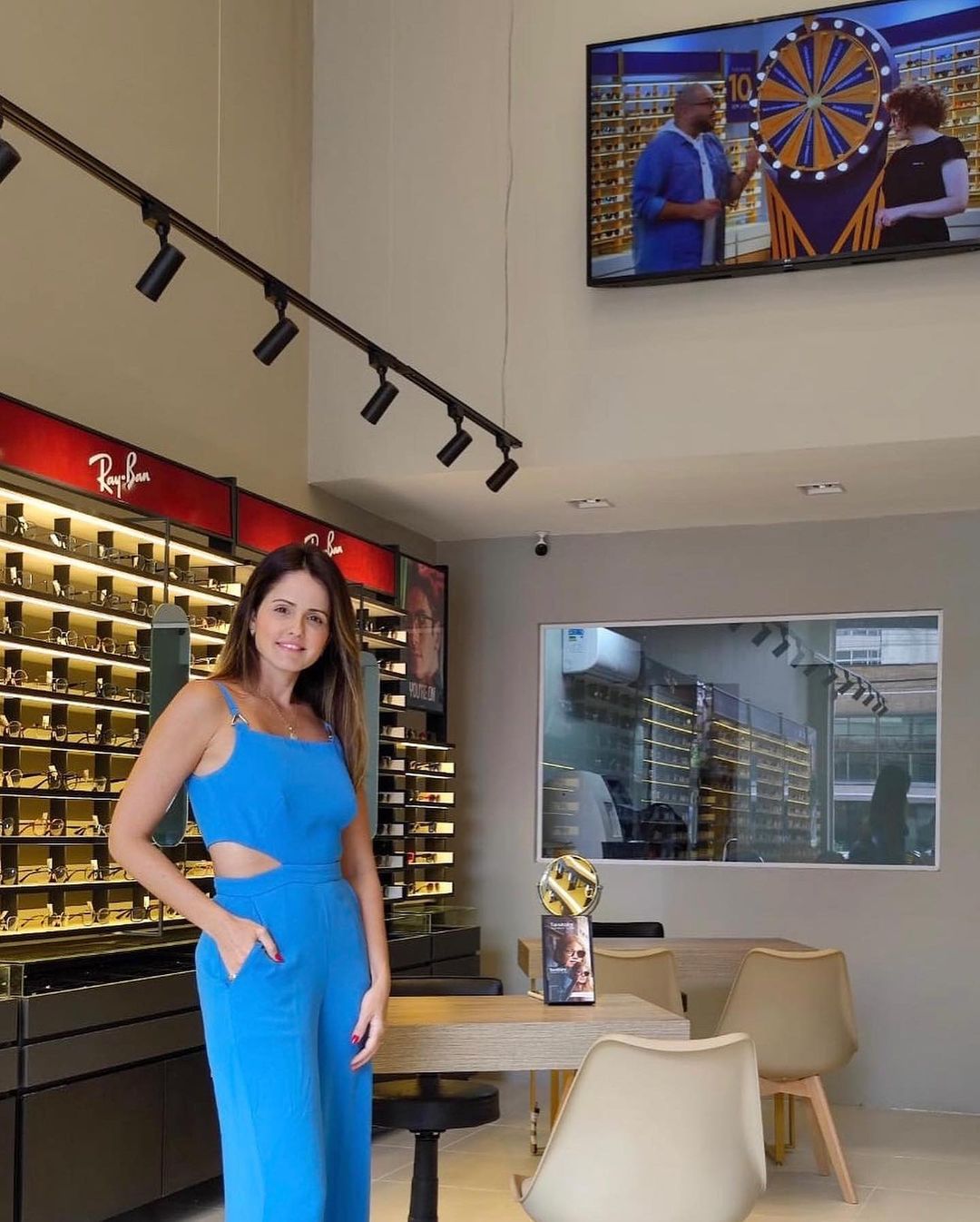 Natalie Pires arma um get together para apresentar sua nova loja conceito