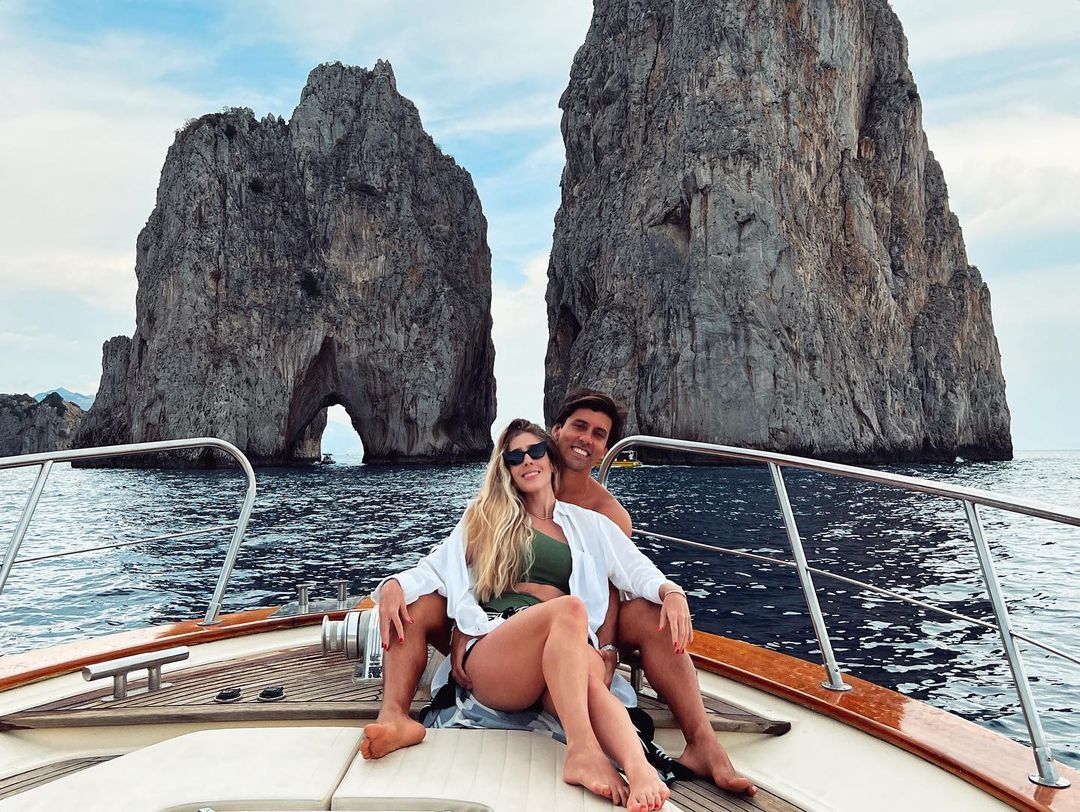 Maria Clara Boris e Filipe Holanda curtem temporada de férias em Positano