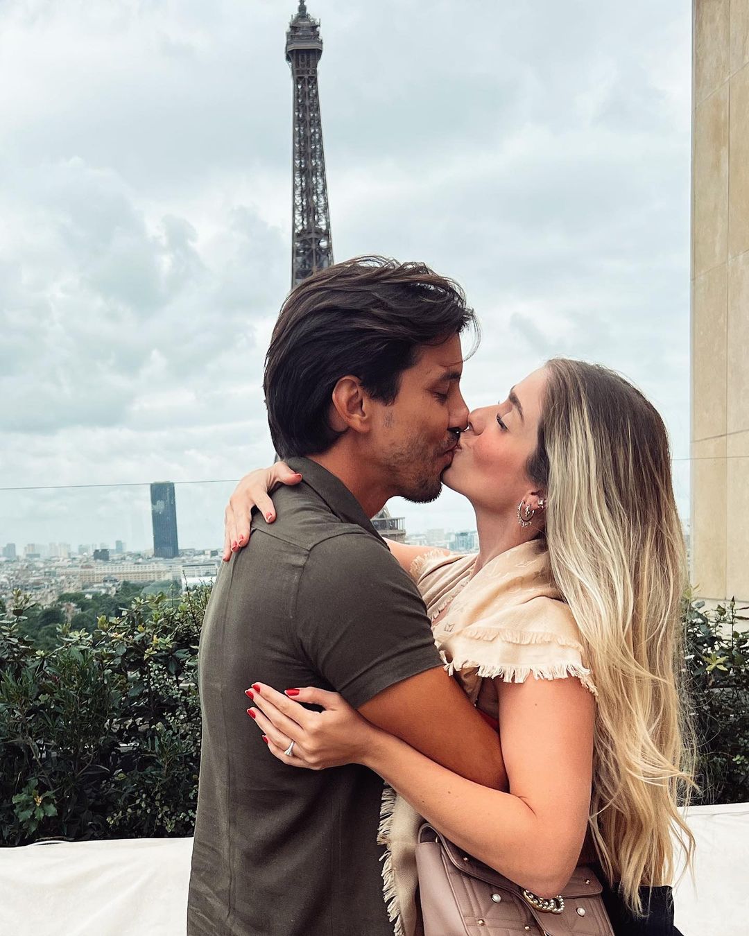 Maria Clara Boris é surpreendida por Filipe Holanda com pedido de casamento em Paris