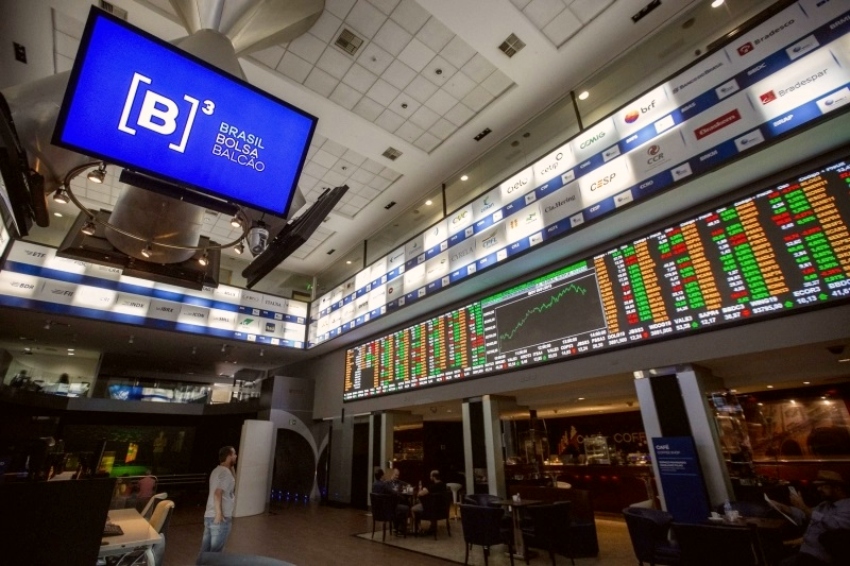 Ibovespa avança 2,12% nesta segunda e B3 encerra acima dos 100.760 pontos