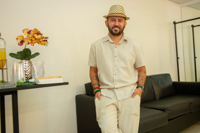 Noite especial - Em parceria com a Fundação Terra, Philipe Dantas realiza show beneficente no Teatro Riomar Fortaleza