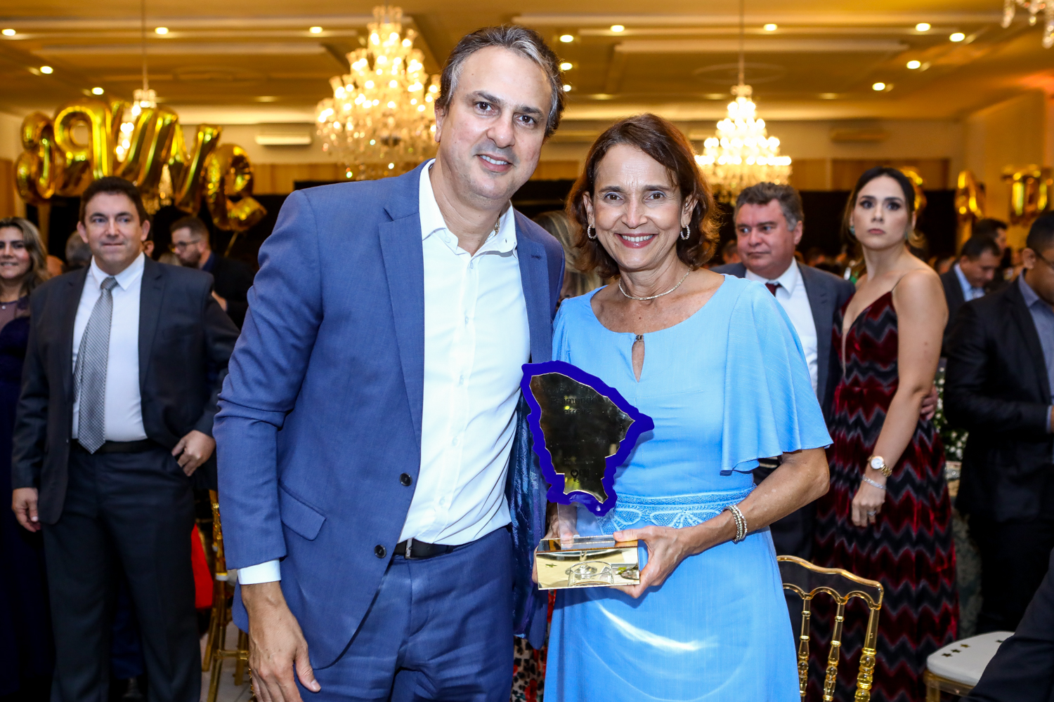 Izolda Cela é homenageada na noite da 35ª edição do Prêmio Destaque Político Prefeitos 2022