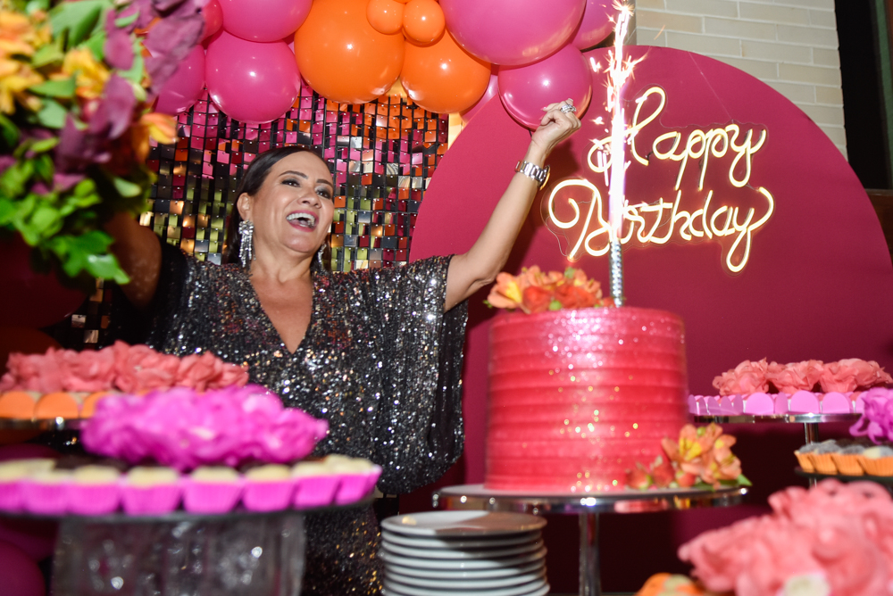 Christina Albuquerque celebra troca de idade em clima de muita alegria e alto astral