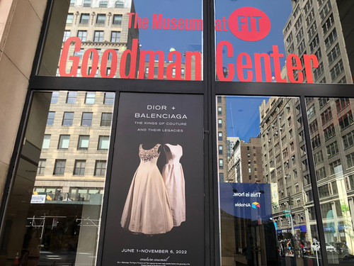 Exposição inédita em New York revisa legados de Dior e Balenciaga