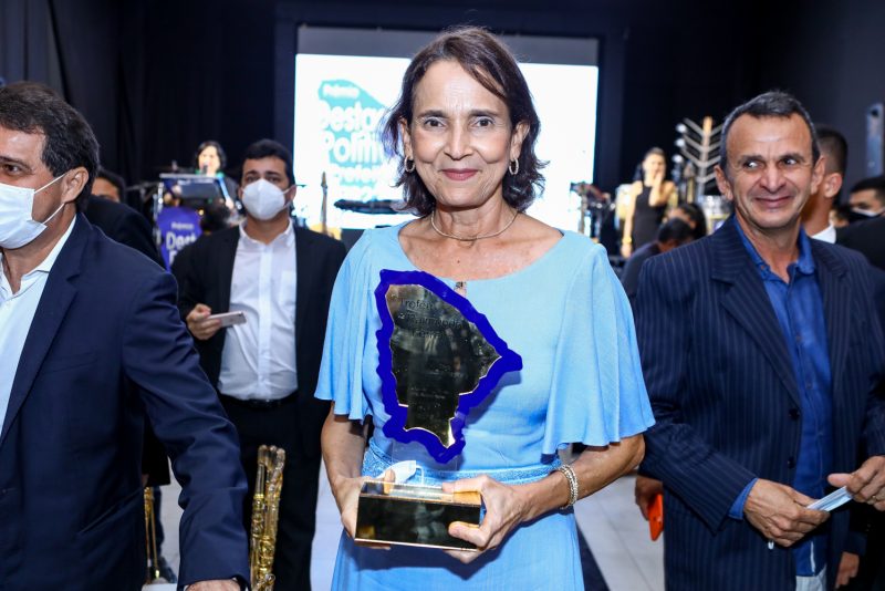 Reconhecimento - Izolda Cela é homenageada na noite da 35ª edição do Prêmio Destaque Político Prefeitos 2022