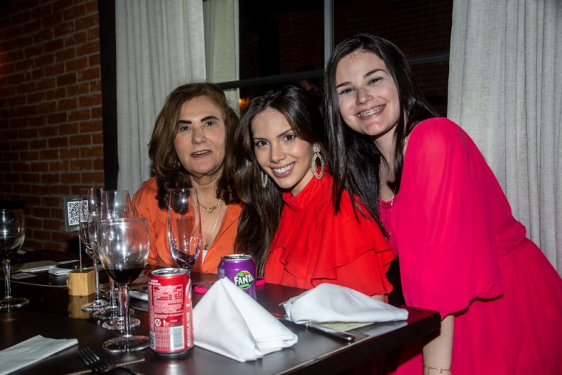 Happy Birthday - Em clima de alto-astral,Tatiana Luna festeja nova idade rodeada de amigas especiais