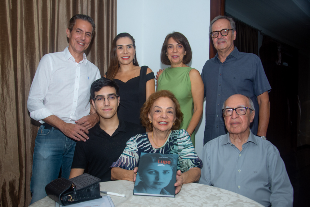 Beatriz Alcântara pilota sessão de autógrafos do seu livro “LUPE – Poesia & Paixão”