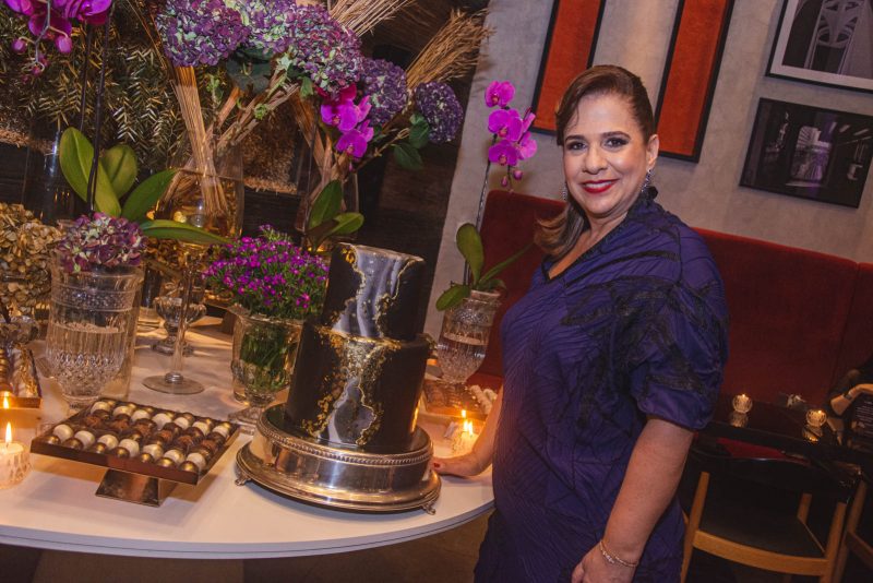 Sessão sopro de velinhas - Martinha Assunção ganha festa surpresa para celebrar troca de idade no Soho Restaurante