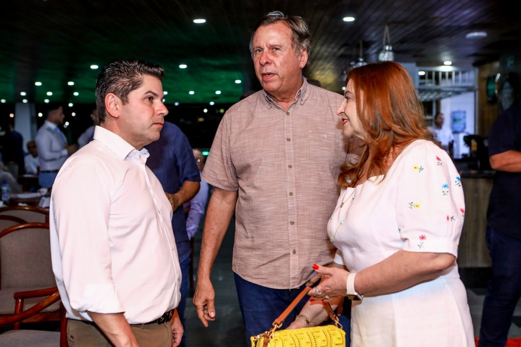 
				Pompeu Vasconcelos, Jose e Jaqueline Simões
				