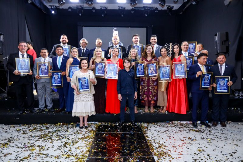 Reconhecimento - Izolda Cela é homenageada na noite da 35ª edição do Prêmio Destaque Político Prefeitos 2022