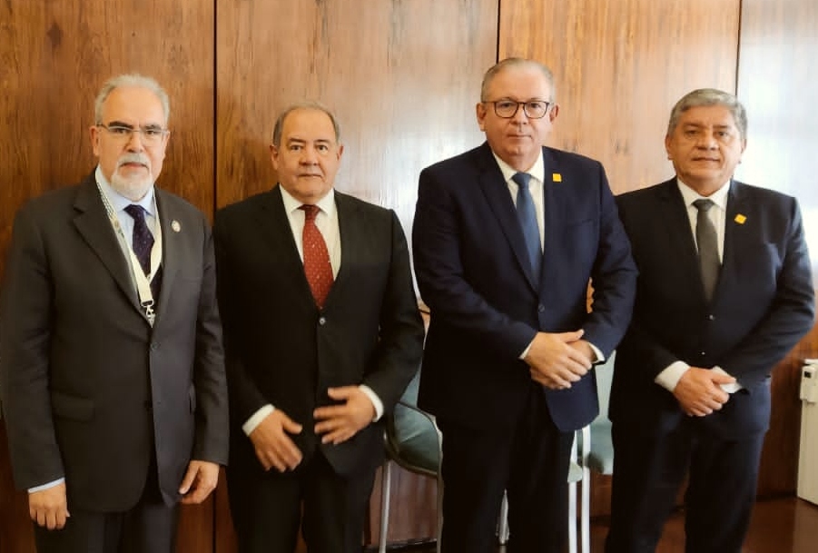 Ricardo Cavalcante discute geração de negócios com ministro da Economia e do Mar, durante conferência em Portugal