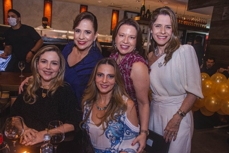 Sessão sopro de velinhas - Martinha Assunção ganha festa surpresa para celebrar troca de idade no Soho Restaurante