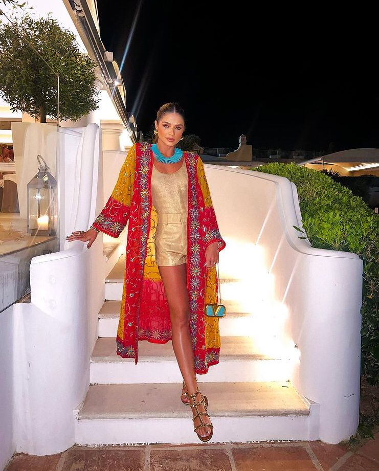 Usando look Interni, Thássia Naves desperta olhares pela Ilha de Capri