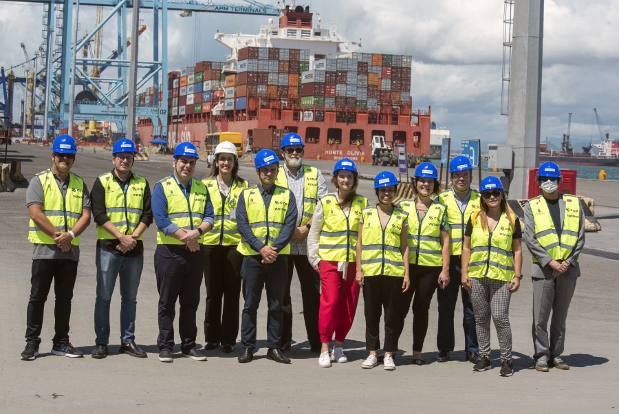 Comitiva de programa da CNI conhece a infraestrutura do Porto do Pecém