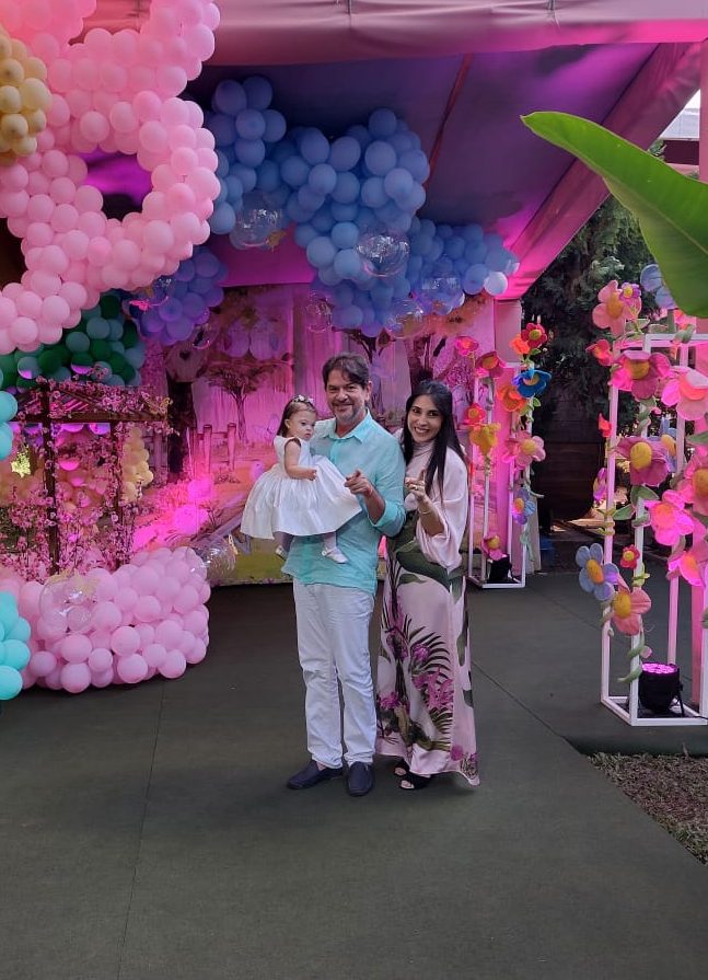 Cid Gomes e Maria Célia celebram o batismo de Maria Carolina na capela São Francisco de Assis Cid Gomes e Maria Célia celebram o batismo de Maria Carolina na capela São Francisco de Assis