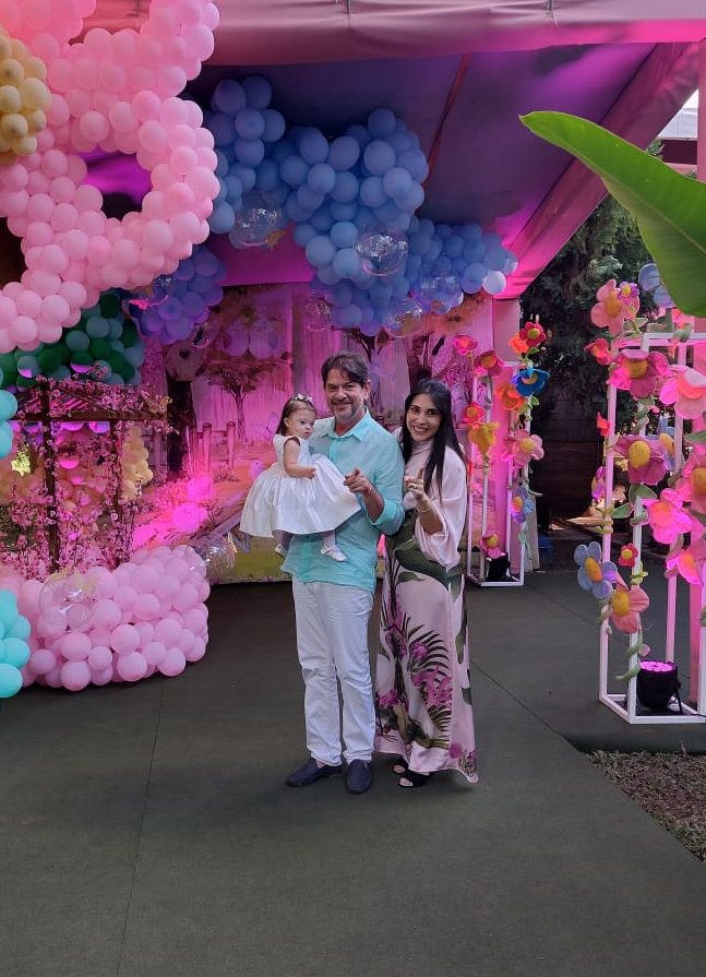 Cid Gomes e Maria Célia celebram o batismo de Maria Carolina na capela São Francisco de Assis