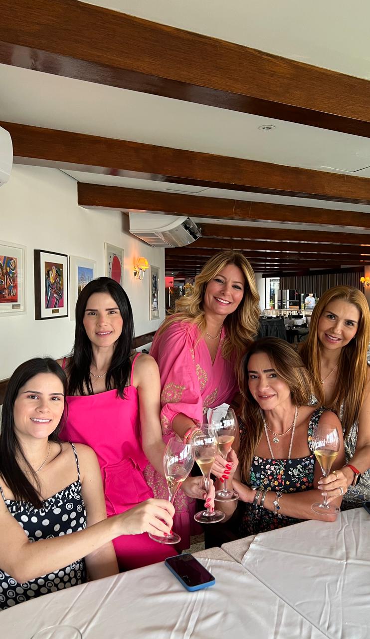 Tatiana Luna festeja a nova idade ao lado das amigas em almoço intimista