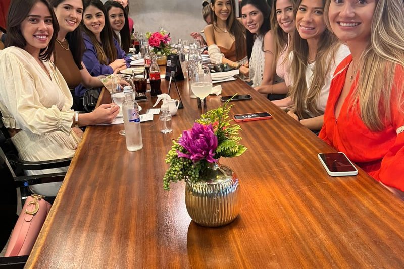 Nova Idade - Letícia Teixeira comemora a nova idade rodeada de amigas no Soho Restaurante