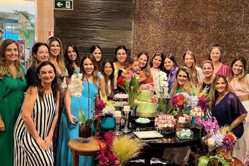 Letícia Teixeira comemora a nova idade rodeada de amigas no Soho Restaurante