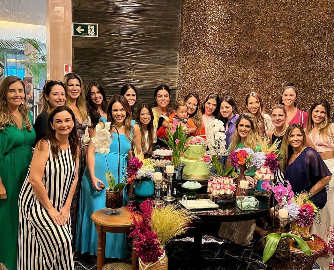 Letícia Teixeira comemora a nova idade rodeada de amigas no Soho Restaurante