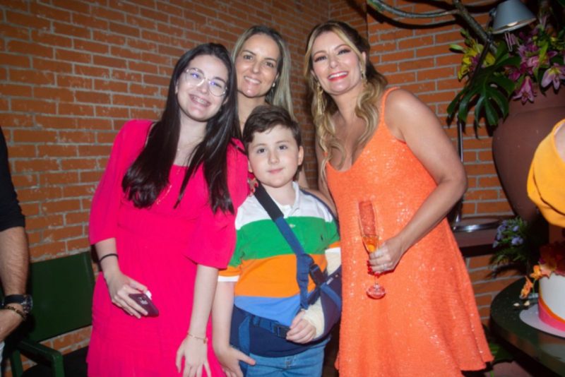 Happy Birthday - Em clima de alto-astral,Tatiana Luna festeja nova idade rodeada de amigas especiais