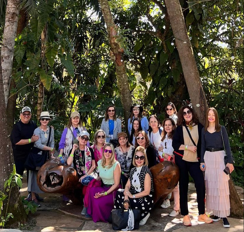 Lilia Quinderé desembarca com uma turma das boas em Minas Gerais e visita o Inhotim