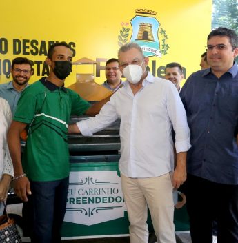 Prefeitura de Fortaleza inicia entrega de carrinhos de churrasco que funcionarão em espaços revitalizados