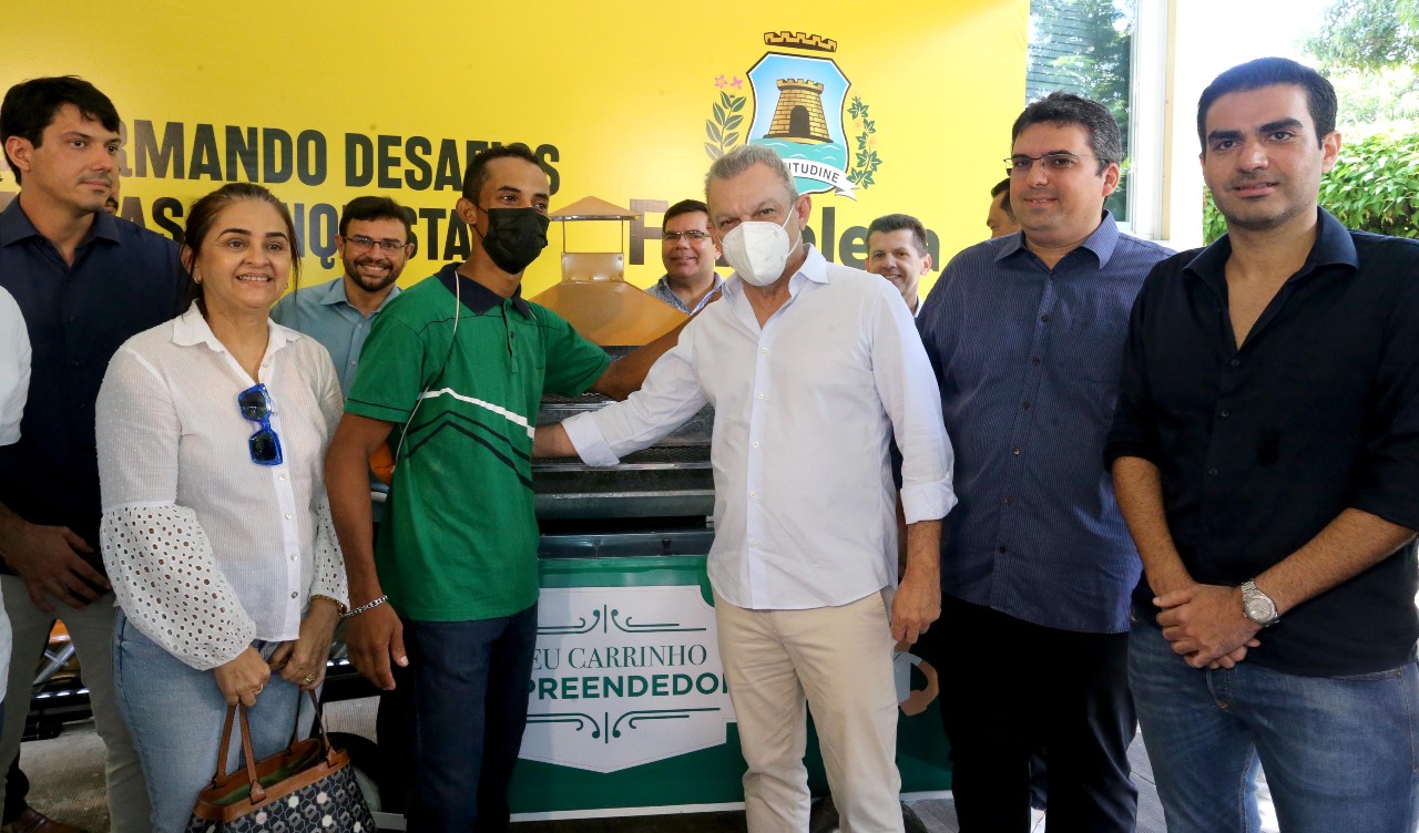 Prefeitura de Fortaleza inicia entrega de carrinhos de churrasco que funcionarão em espaços revitalizados