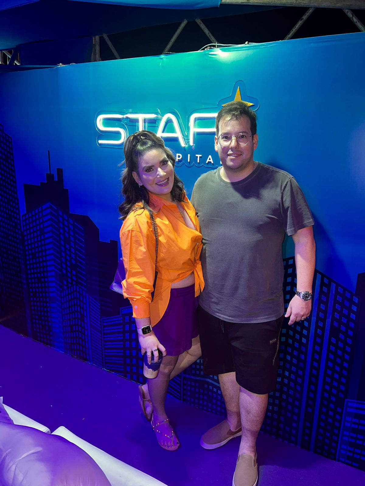 Gabriel e Tanara Joca recebem amigos e parceiros no camarote da Star Capital, no Fortal