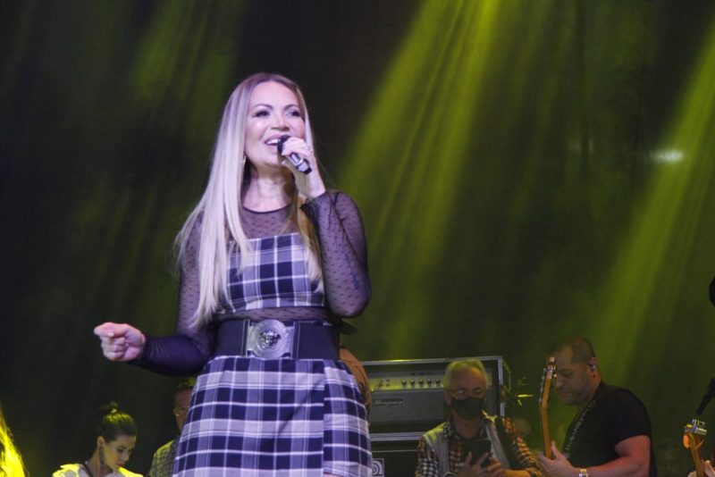 Solange Almeida canta para 70 mil pessoas no segundo dia do Ita Pedro