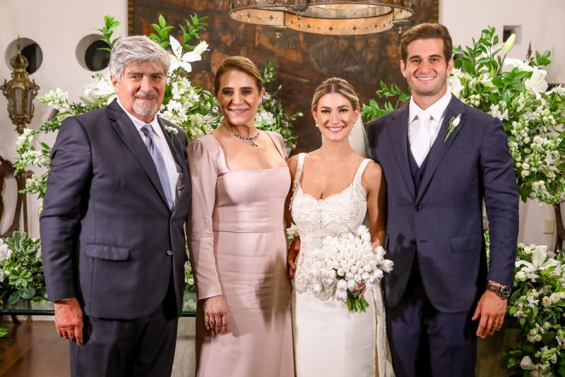 Chuva de arroz - Em uma emocionante cerimônia, Ravi Macedo e Bruna Magalhães trocam alianças na Igreja do Carmo