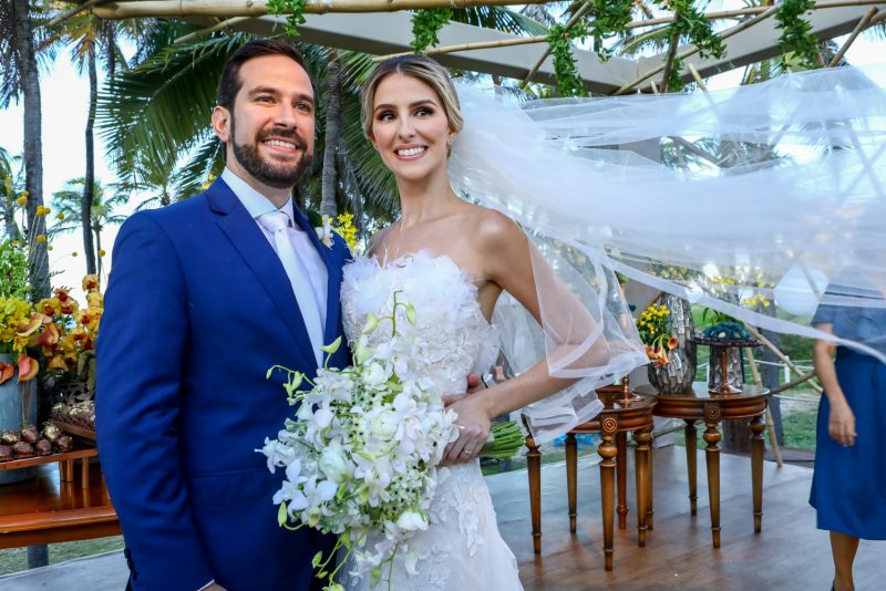 Casório - Angelo de Francesco e Isadora Maia sobem ao altar no Porto das Dunas