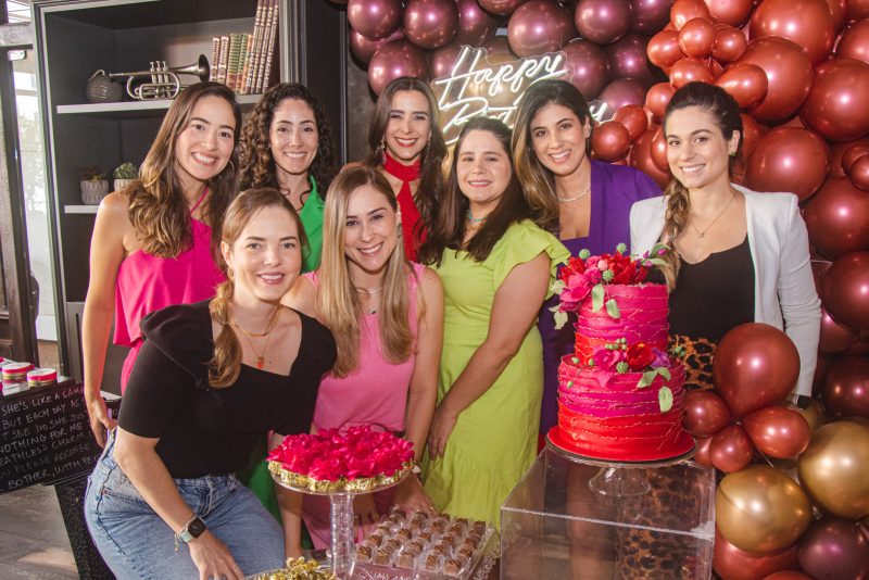 Birthday - De forma intimista, Vivian Otoch celebra nova idade ao lado de amigas especiais no Moleskine
