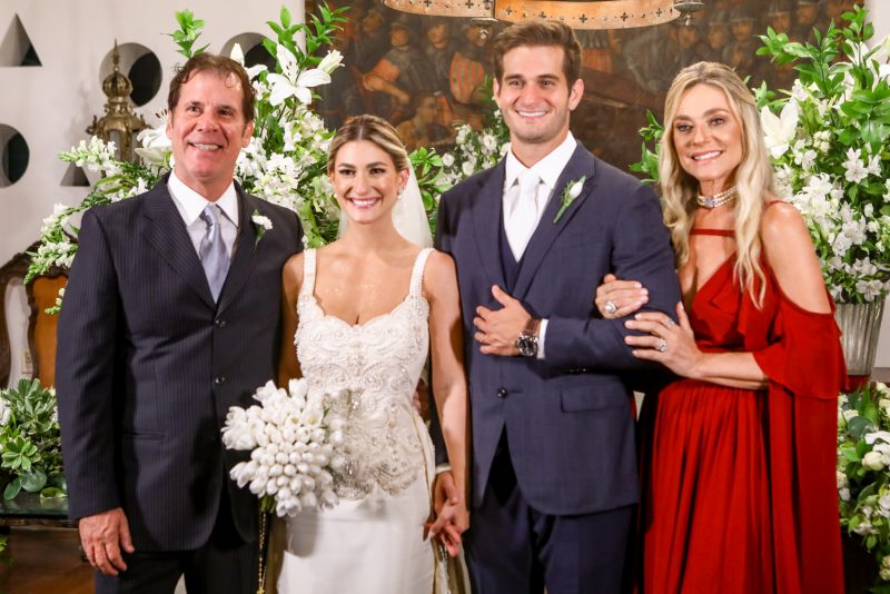 Chuva de arroz - Em uma emocionante cerimônia, Ravi Macedo e Bruna Magalhães trocam alianças na Igreja do Carmo