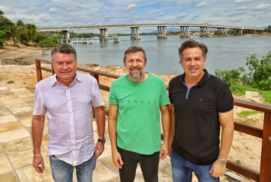 Élcio Batista vistoria obras do projeto Beira Rio que está 80% implementado