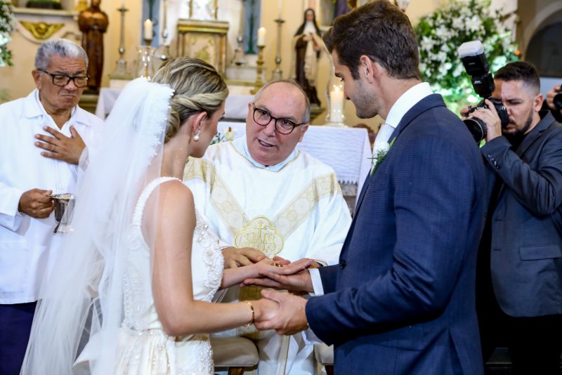 Chuva de arroz - Em uma emocionante cerimônia, Ravi Macedo e Bruna Magalhães trocam alianças na Igreja do Carmo