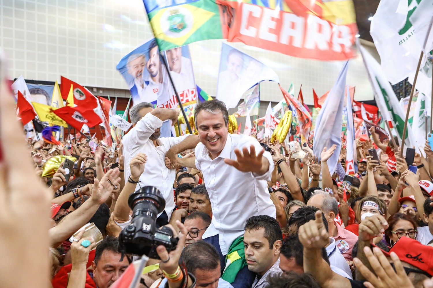 Senador eleito pelo Ceará, Camilo Santana, estampa a capa da nova edição da revista Insider