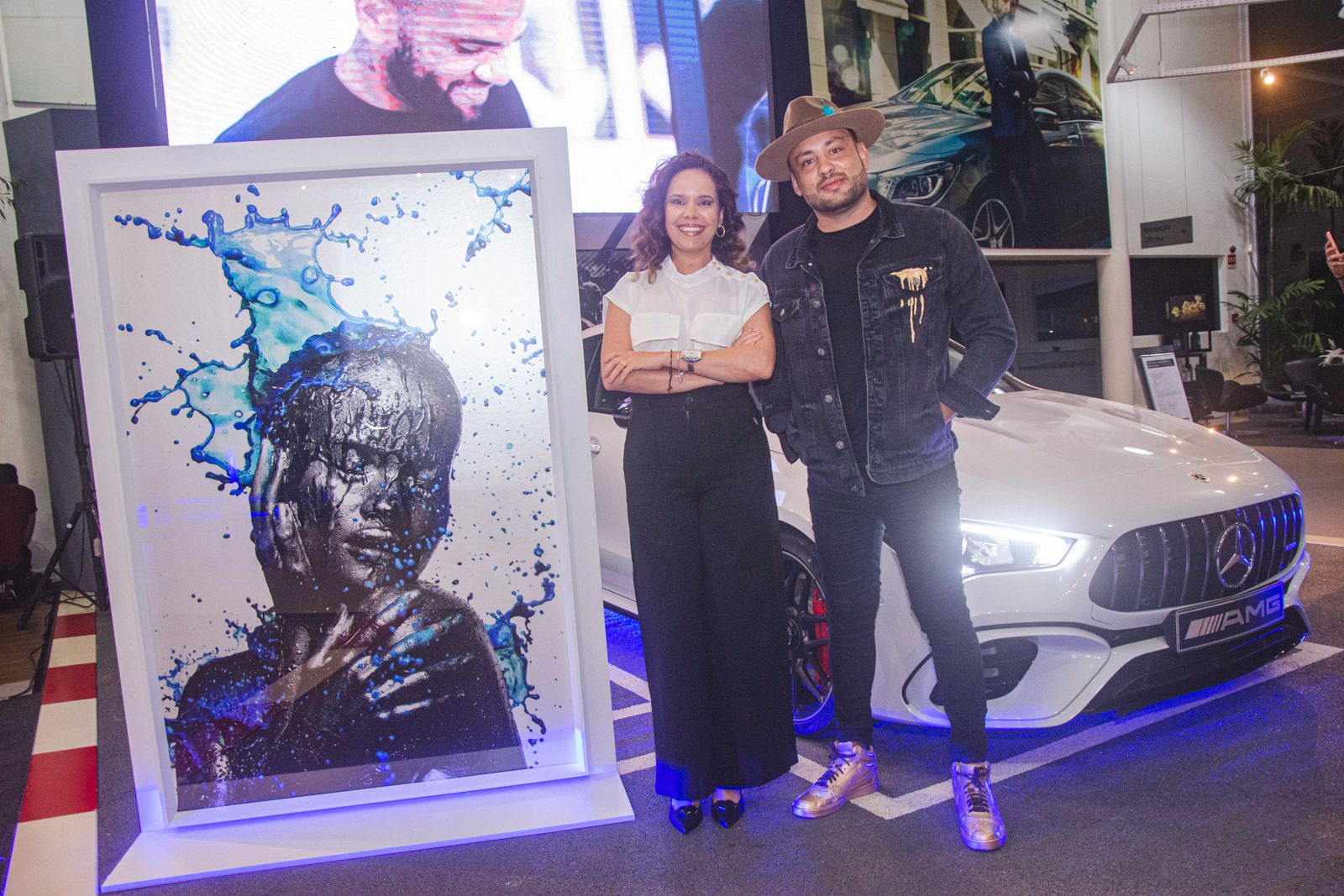 Newsedan promove noite com apresentações de carros exclusivos e obras de arte do artista plástico Thiago Alencar