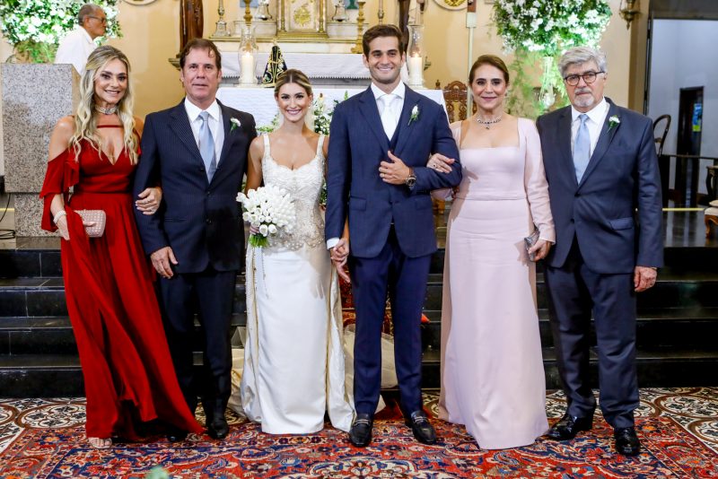 Chuva de arroz - Em uma emocionante cerimônia, Ravi Macedo e Bruna Magalhães trocam alianças na Igreja do Carmo