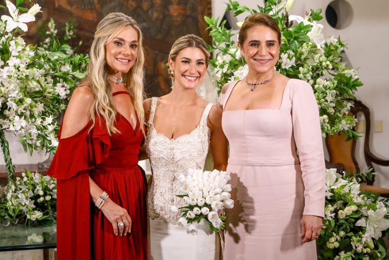 Chuva de arroz - Em uma emocionante cerimônia, Ravi Macedo e Bruna Magalhães trocam alianças na Igreja do Carmo