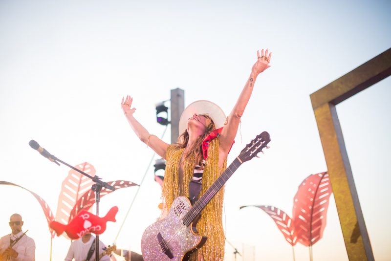 Prainha da Claudinha - Claudia Leitte solta a voz e encanta o Iate Clube com seu show no sábado do Fortal