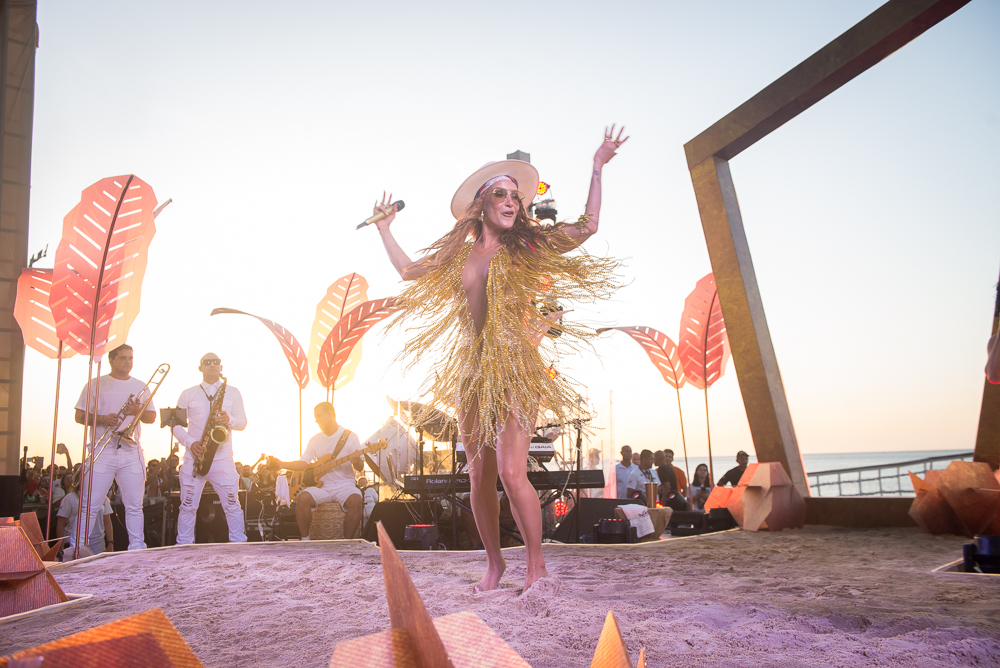 Claudia Leitte solta a voz e encanta o Iate Clube com seu show no sábado do Fortal