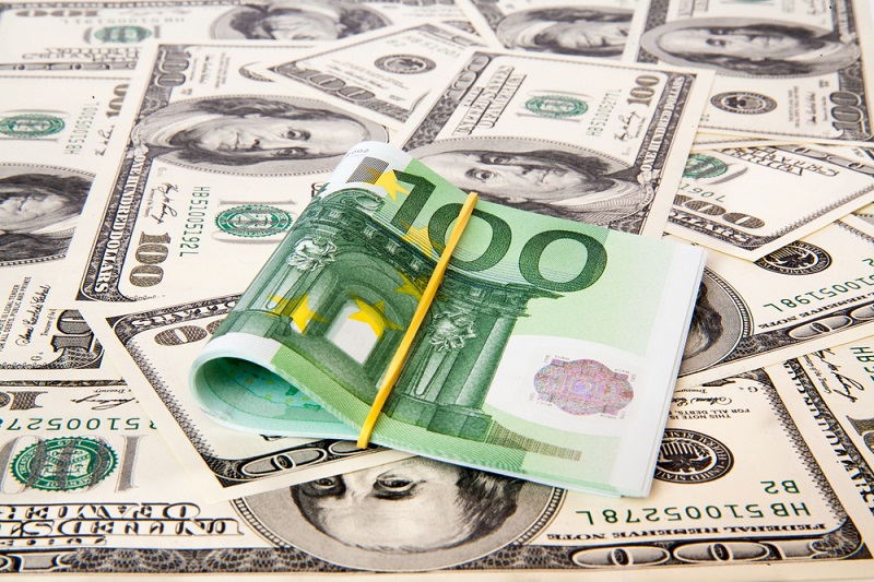 Euro alcança paridade com o dólar pela primeira vez em 20 anos