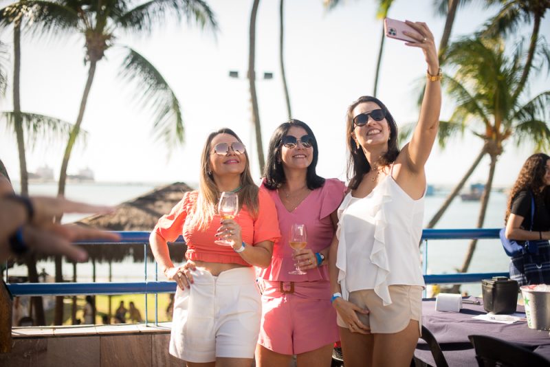 Prainha da Claudinha - Claudia Leitte solta a voz e encanta o Iate Clube com seu show no sábado do Fortal