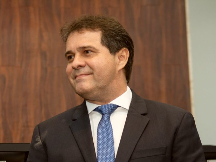 Evandro Leitão retira sua pré-candidatura e anuncia seu total apoio a Izolda Cela