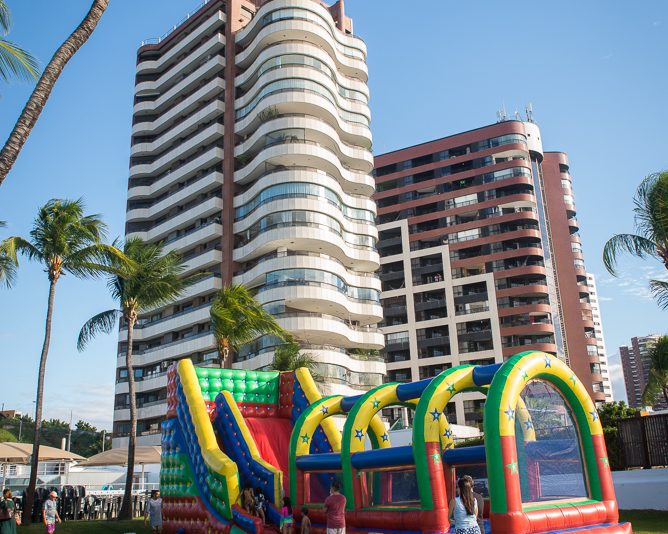 A todo o Pano - Larissa Leite, Pedro Garcia e Eduardo Valença comandam a animação no Iate Clube